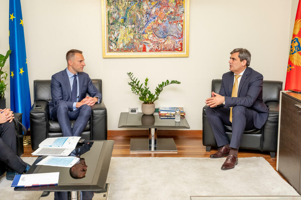 Sa sastanka, Foto: MKI