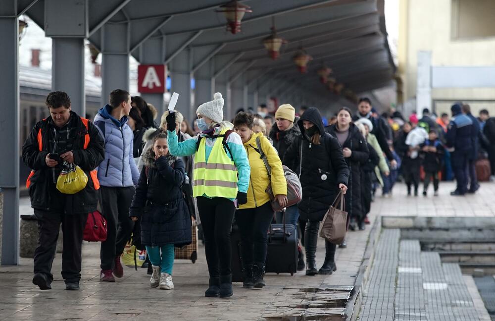 zbjeglice iz Ukrajine stižu na željezničku stanicu u Bukureštu 