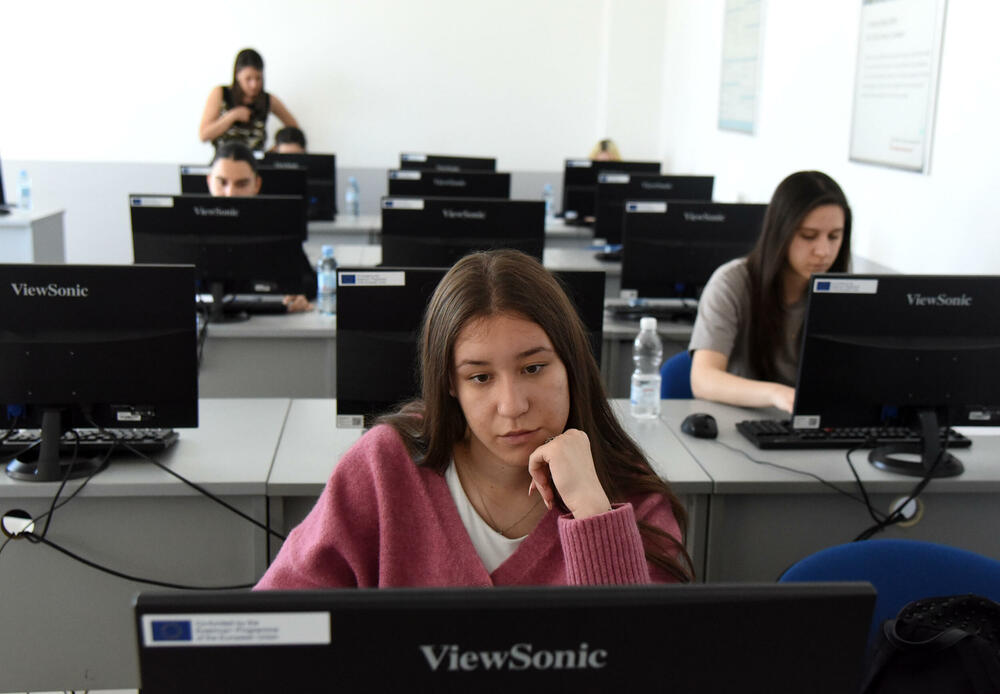 <p>Takmičenje na FIT-u jedan je od brojnih događaja koji se povodom Dana djevojčica u ICT organizuju širom svijeta. Dan je 2011. ustanovila Međunarodna unija za telekomunikacije, pored ostalog, i zbog niskog učešća žena u ICT oblasti</p>