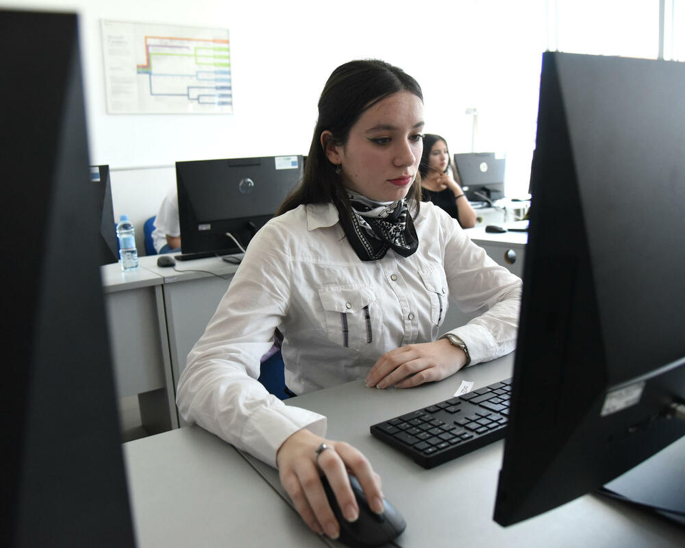 <p>Takmičenje na FIT-u jedan je od brojnih događaja koji se povodom Dana djevojčica u ICT organizuju širom svijeta. Dan je 2011. ustanovila Međunarodna unija za telekomunikacije, pored ostalog, i zbog niskog učešća žena u ICT oblasti</p>