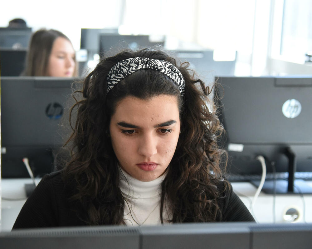 <p>Takmičenje na FIT-u jedan je od brojnih događaja koji se povodom Dana djevojčica u ICT organizuju širom svijeta. Dan je 2011. ustanovila Međunarodna unija za telekomunikacije, pored ostalog, i zbog niskog učešća žena u ICT oblasti</p>