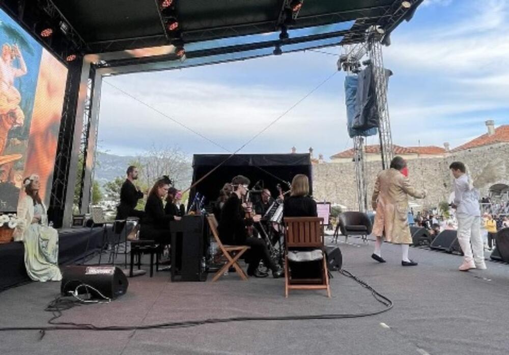 <p>Jubilirani, 20. po redu odvija se pod sloganom "Zaplešimo skupa, da nam srce jače lupa" u organizaciji Turističke organizacije Opštine Budva i NVO "Feštađuni"</p>