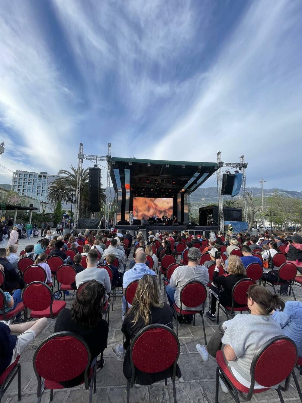 <p>Jubilirani, 20. po redu odvija se pod sloganom "Zaplešimo skupa, da nam srce jače lupa" u organizaciji Turističke organizacije Opštine Budva i NVO "Feštađuni"</p>