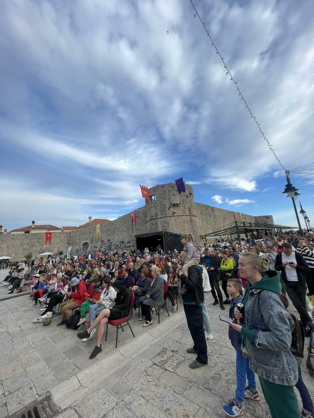 <p>Jubilirani, 20. po redu odvija se pod sloganom "Zaplešimo skupa, da nam srce jače lupa" u organizaciji Turističke organizacije Opštine Budva i NVO "Feštađuni"</p>