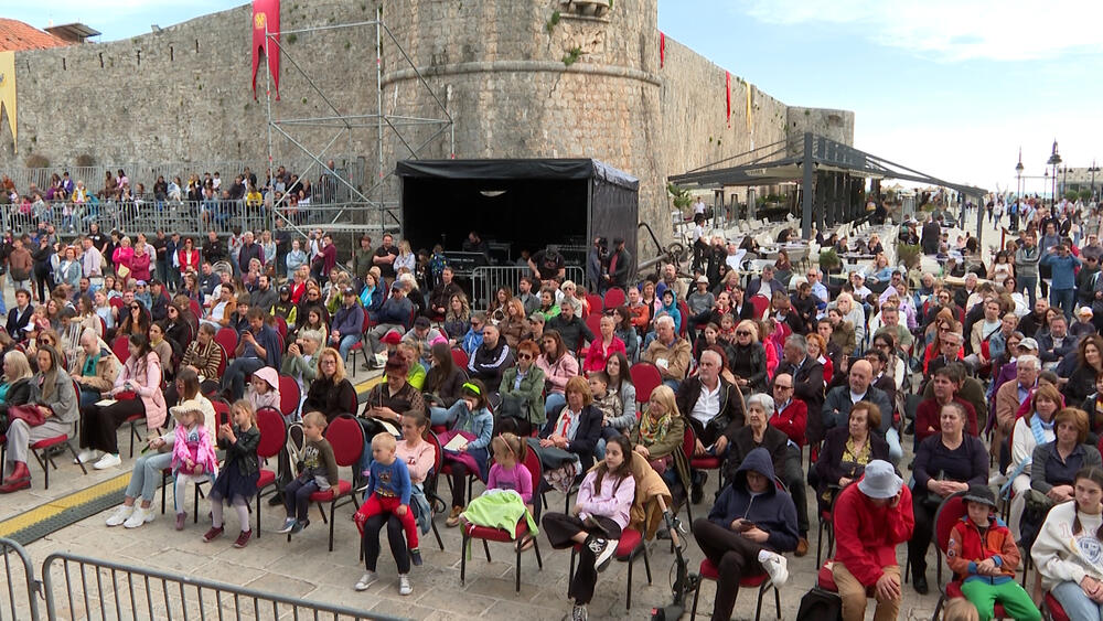 <p>Jubilirani, 20. po redu odvija se pod sloganom "Zaplešimo skupa, da nam srce jače lupa" u organizaciji Turističke organizacije Opštine Budva i NVO "Feštađuni"</p>