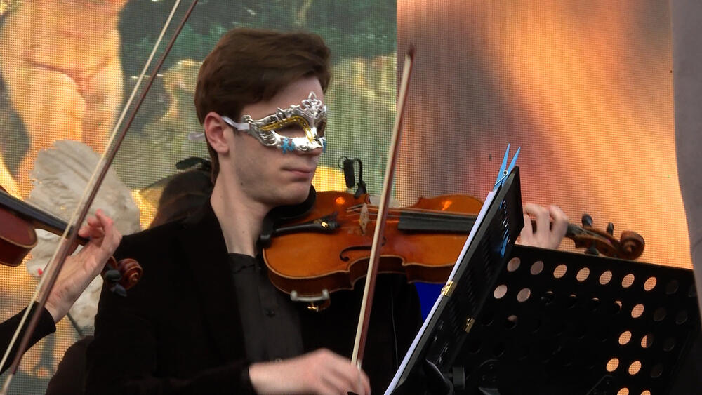 <p>Jubilirani, 20. po redu odvija se pod sloganom "Zaplešimo skupa, da nam srce jače lupa" u organizaciji Turističke organizacije Opštine Budva i NVO "Feštađuni"</p>