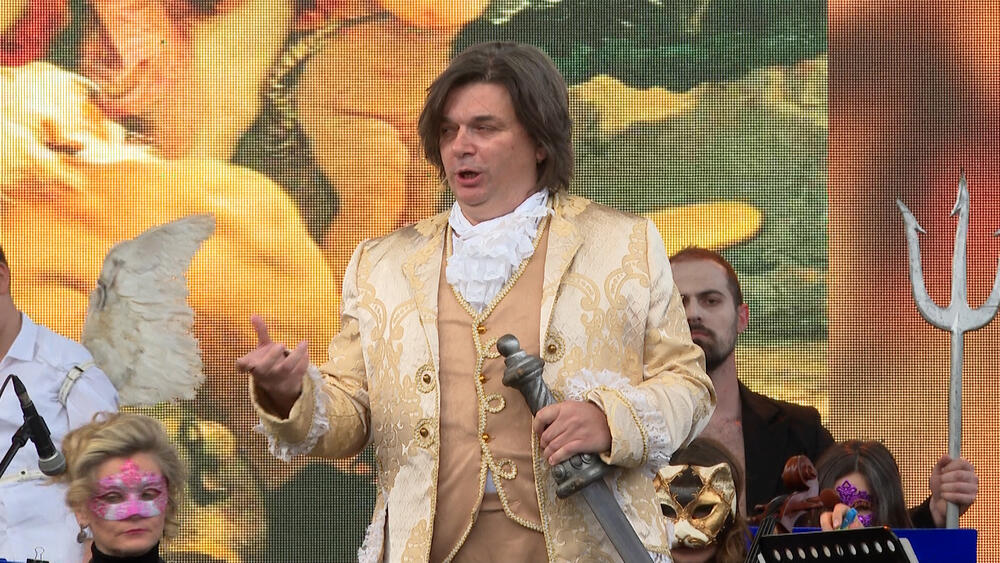 <p>Jubilirani, 20. po redu odvija se pod sloganom "Zaplešimo skupa, da nam srce jače lupa" u organizaciji Turističke organizacije Opštine Budva i NVO "Feštađuni"</p>