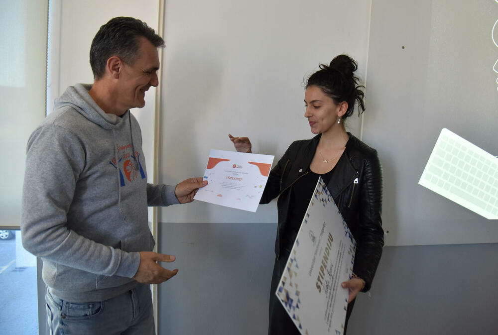 <p>Takmičenje na FIT-u jedan je od brojnih događaja koji se povodom Dana djevojčica u ICT organizuju širom svijeta. Dan je 2011. ustanovila Međunarodna unija za telekomunikacije, pored ostalog, i zbog niskog učešća žena u ICT oblasti</p>