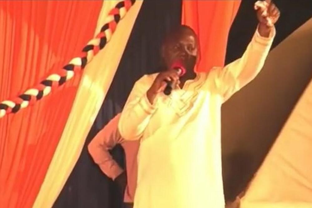 Sveštenik Mekenzi srčano drži propovijed pred velikim brojem članova njegovog kulta, Foto: BBC