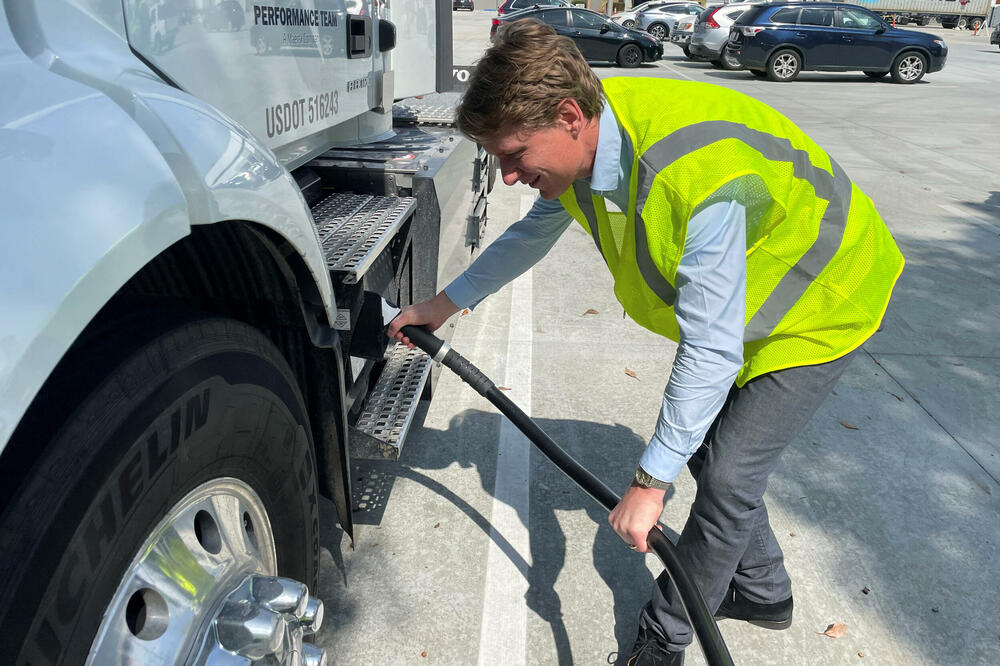 Punjač za električne kamione u Los Anđelesu, Foto: REUTERS