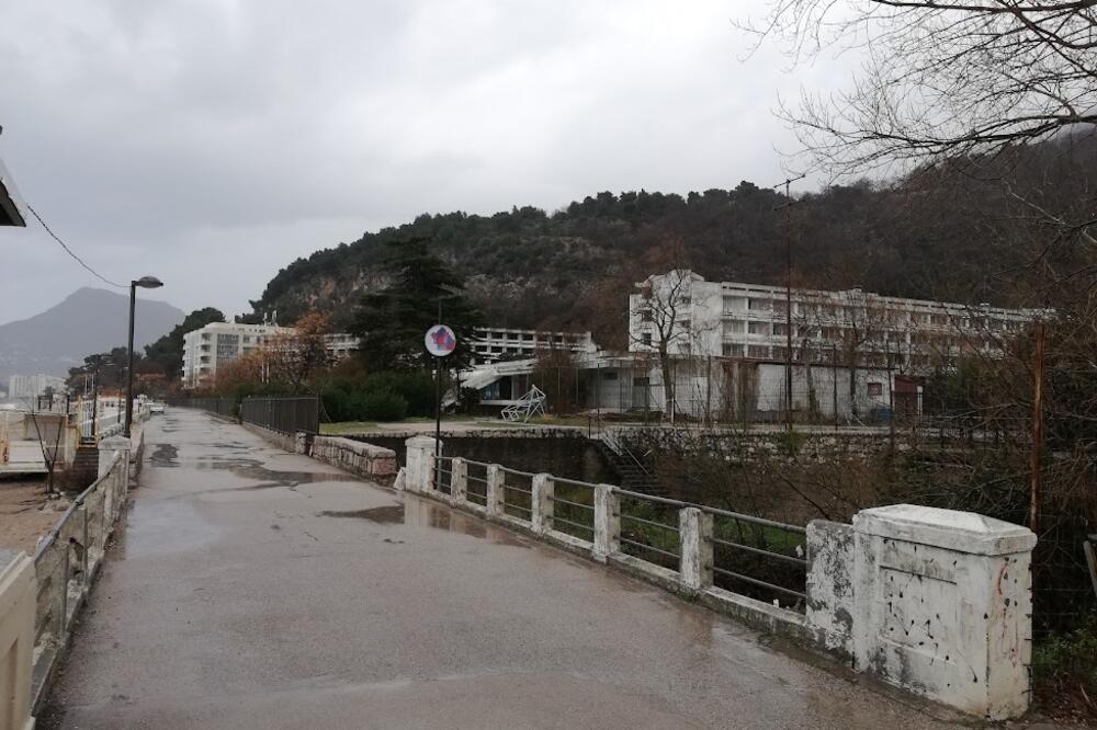 Hoteli &ldquo;Korali&rdquo;, Sutomore, Blok &ldquo;B&rdquo; je srušen (7. mart 2023), Foto: Borislav Vukićević