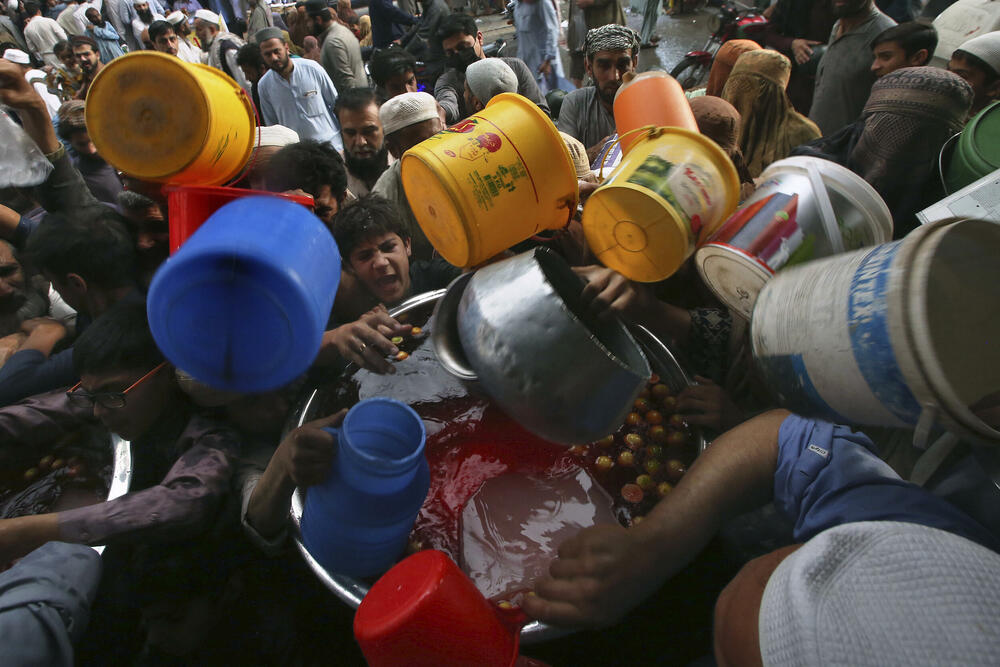 Građani Pešavara čekaju besplatne napitke