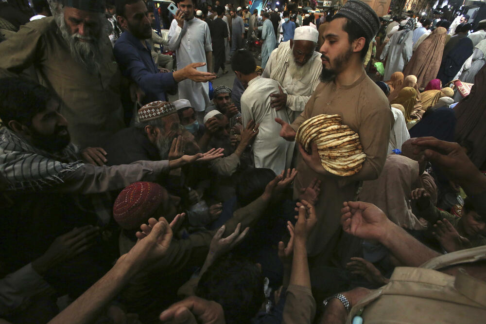 Građani čekaju besplatni hljeb u Pešavaru u Pakistanu