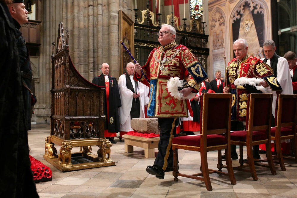 <p>Legenda kaže da je kamen stigao iz Svete zemlje preko Egipta, Sicilije, Španije i Irske, a zatim je u IX vijeku donijet u samostan u Skoneu, u Škotskoj i koristio se za krunidbe škotskih kraljeva</p>