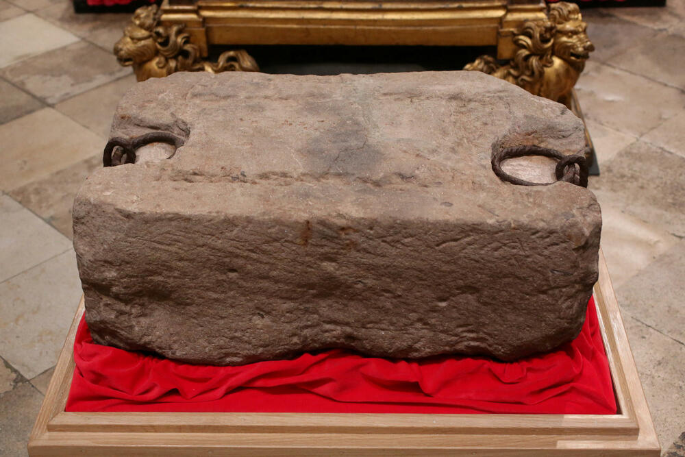 <p>Legenda kaže da je kamen stigao iz Svete zemlje preko Egipta, Sicilije, Španije i Irske, a zatim je u IX vijeku donijet u samostan u Skoneu, u Škotskoj i koristio se za krunidbe škotskih kraljeva</p>