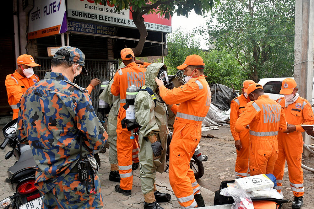 Pripadnici Nacionalnih snaga za reagovanje na katastrofe (NDRF) nose zaštitnu opremu na mjestu curenja gasa, Foto: Reuters