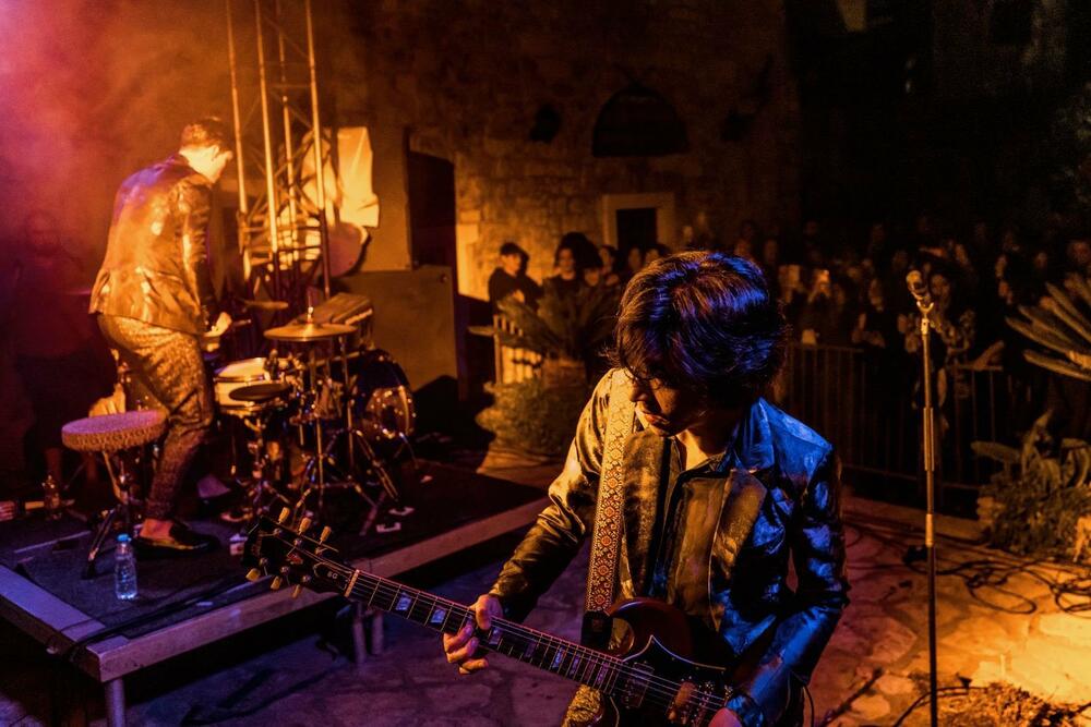 <p>Unutar Starog grada, na pjaceti kod kuće Ćekrdekovića, Trgu palmi i na platou ispred Jadranske straže, organizovane su DJ i pop-rock žurke prilagođene najrazličitijim muzičkim ukusima</p>