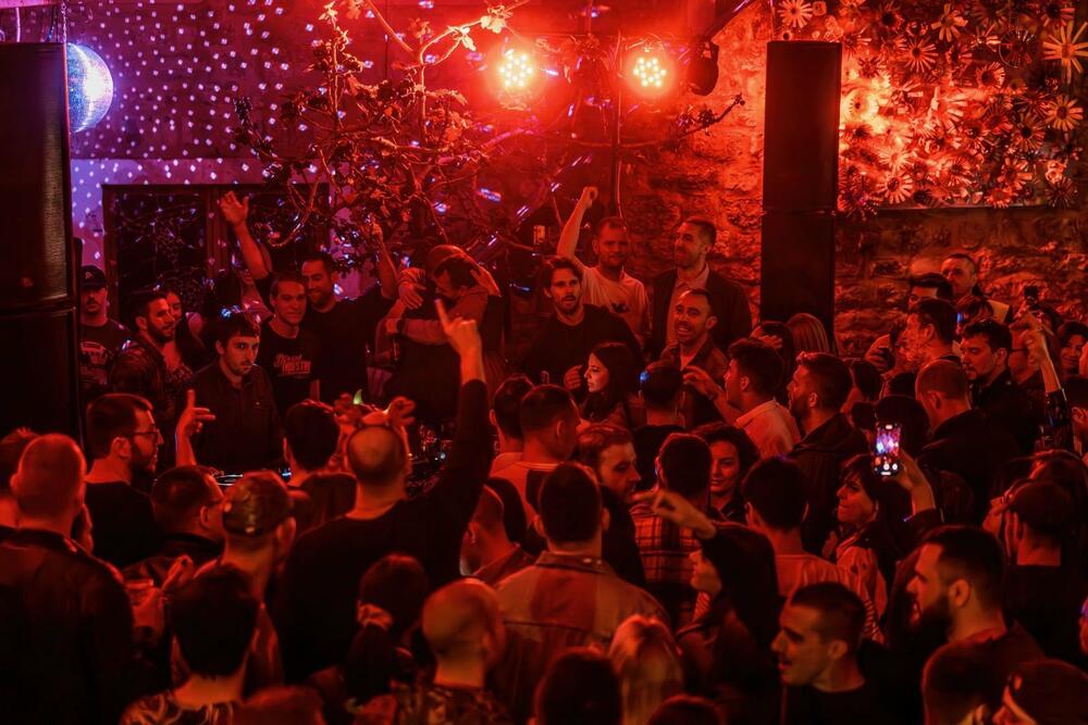 <p>Unutar Starog grada, na pjaceti kod kuće Ćekrdekovića, Trgu palmi i na platou ispred Jadranske straže, organizovane su DJ i pop-rock žurke prilagođene najrazličitijim muzičkim ukusima</p>