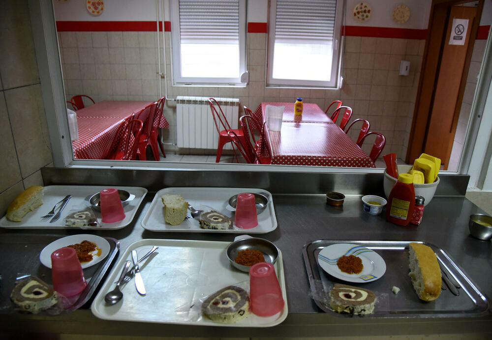 <p>Centar za djecu i mlade u Podgorici, ustanova je koja, prije svega, pruža uslugu smještaja maloljetnicima koji su u sukobu sa zakonom. U utorak, kad je ustanovu posjetila ekipa "Vijesti", na rezidencijalnom smještaju imali su 14, i devet korisnika na dnevnom boravku. Dnevni boravak namijenjen je za djecu sa poremećajem u ponašanju</p>