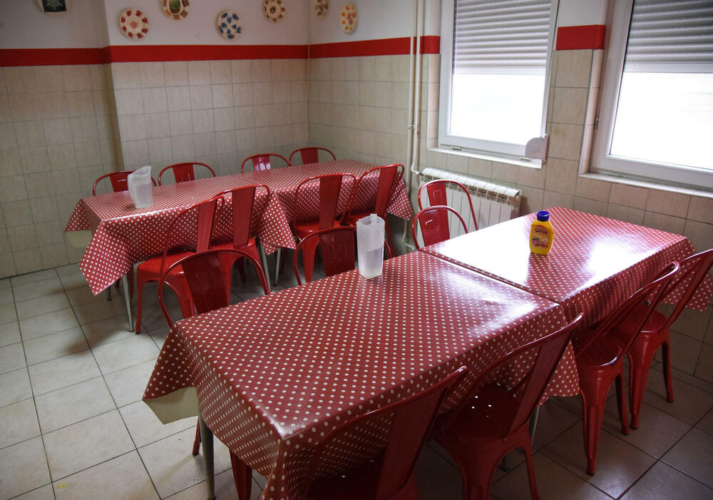 <p>Centar za djecu i mlade u Podgorici, ustanova je koja, prije svega, pruža uslugu smještaja maloljetnicima koji su u sukobu sa zakonom. U utorak, kad je ustanovu posjetila ekipa "Vijesti", na rezidencijalnom smještaju imali su 14, i devet korisnika na dnevnom boravku. Dnevni boravak namijenjen je za djecu sa poremećajem u ponašanju</p>