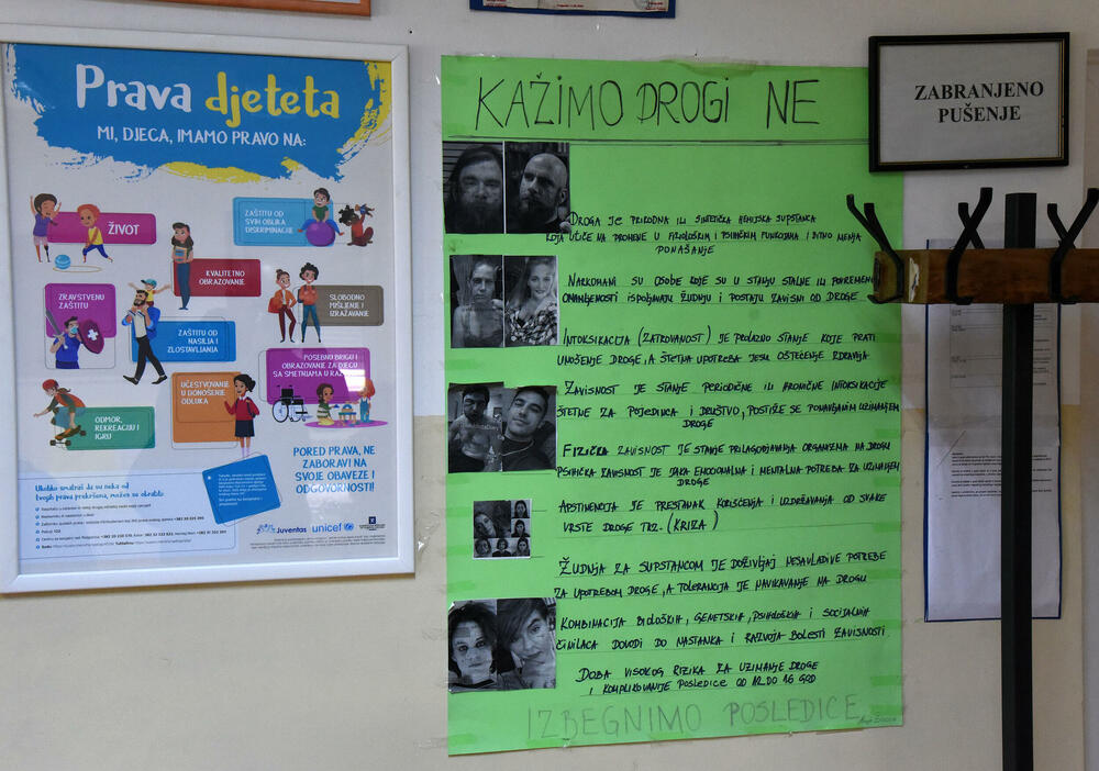 <p>Centar za djecu i mlade u Podgorici, ustanova je koja, prije svega, pruža uslugu smještaja maloljetnicima koji su u sukobu sa zakonom. U utorak, kad je ustanovu posjetila ekipa "Vijesti", na rezidencijalnom smještaju imali su 14, i devet korisnika na dnevnom boravku. Dnevni boravak namijenjen je za djecu sa poremećajem u ponašanju</p>