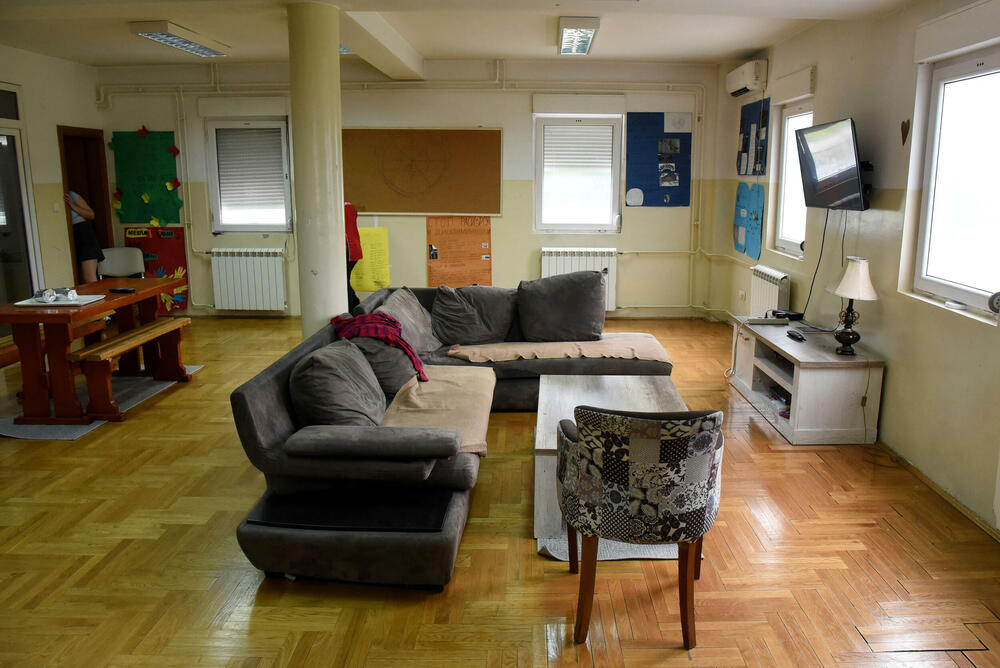 <p>Centar za djecu i mlade u Podgorici, ustanova je koja, prije svega, pruža uslugu smještaja maloljetnicima koji su u sukobu sa zakonom. U utorak, kad je ustanovu posjetila ekipa "Vijesti", na rezidencijalnom smještaju imali su 14, i devet korisnika na dnevnom boravku. Dnevni boravak namijenjen je za djecu sa poremećajem u ponašanju</p>