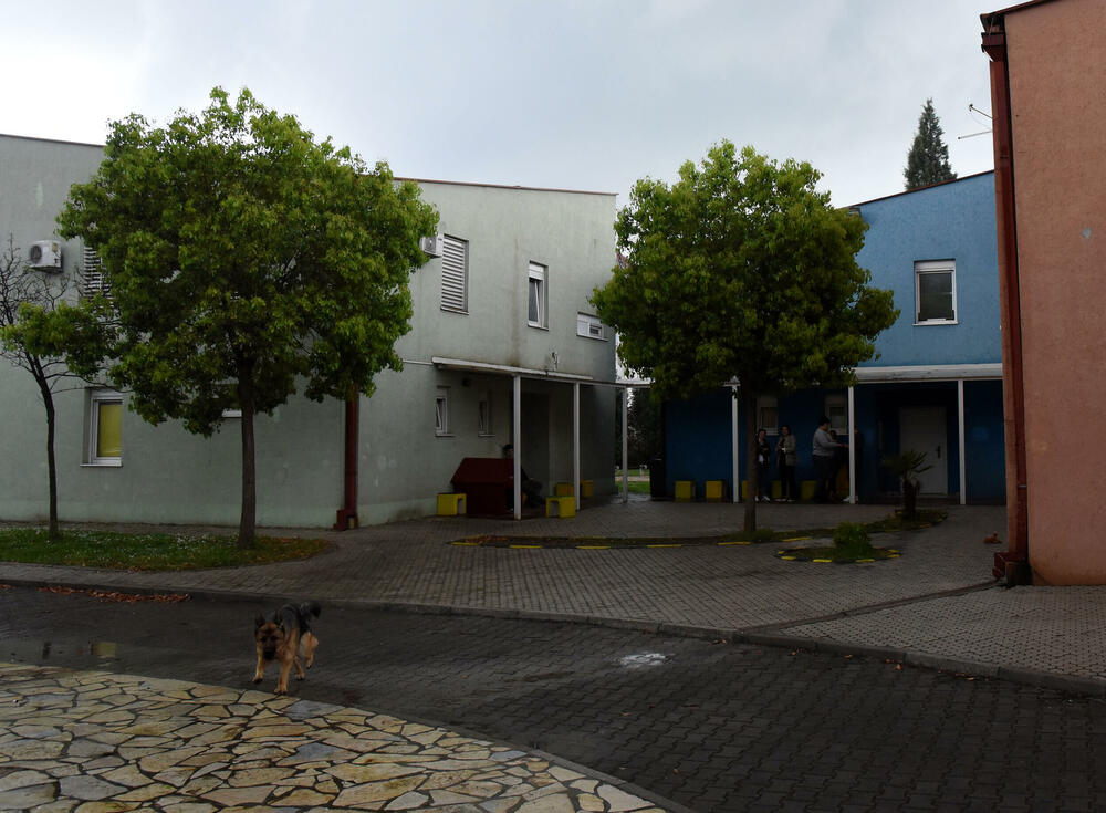 <p>Centar za djecu i mlade u Podgorici, ustanova je koja, prije svega, pruža uslugu smještaja maloljetnicima koji su u sukobu sa zakonom. U utorak, kad je ustanovu posjetila ekipa "Vijesti", na rezidencijalnom smještaju imali su 14, i devet korisnika na dnevnom boravku. Dnevni boravak namijenjen je za djecu sa poremećajem u ponašanju</p>