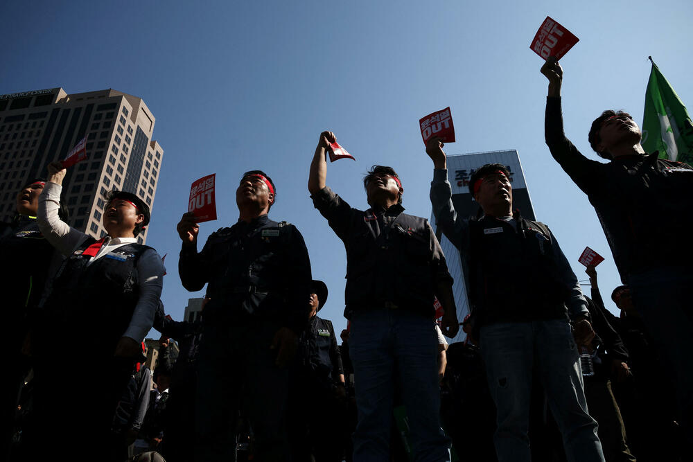 <p>Skupovi ove godine povodom Međunarodnog praznika rada će, kako se očekuje, biti veći nego prethodnih godina pošto su restrikcije vezane za kovid-19 drastično smanjene i opozicija je usmjerena na to kako će vladini ekonomski planovi uticati na radnike</p>