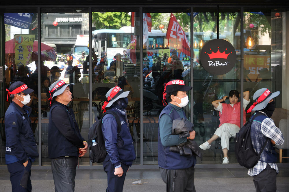 <p>Skupovi ove godine povodom Međunarodnog praznika rada će, kako se očekuje, biti veći nego prethodnih godina pošto su restrikcije vezane za kovid-19 drastično smanjene i opozicija je usmjerena na to kako će vladini ekonomski planovi uticati na radnike</p>