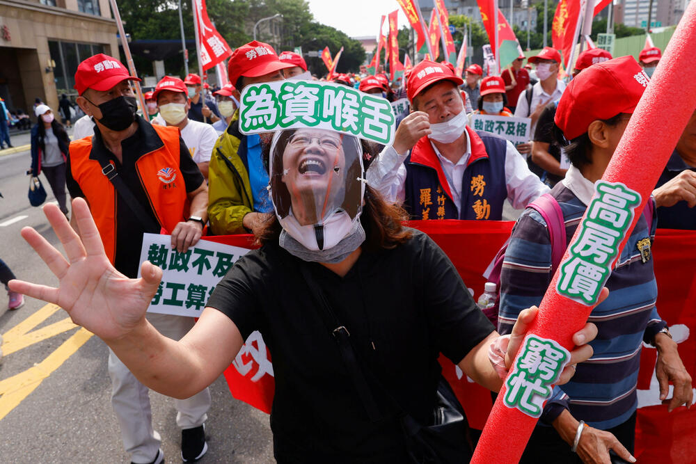 <p>Skupovi ove godine povodom Međunarodnog praznika rada će, kako se očekuje, biti veći nego prethodnih godina pošto su restrikcije vezane za kovid-19 drastično smanjene i opozicija je usmjerena na to kako će vladini ekonomski planovi uticati na radnike</p>