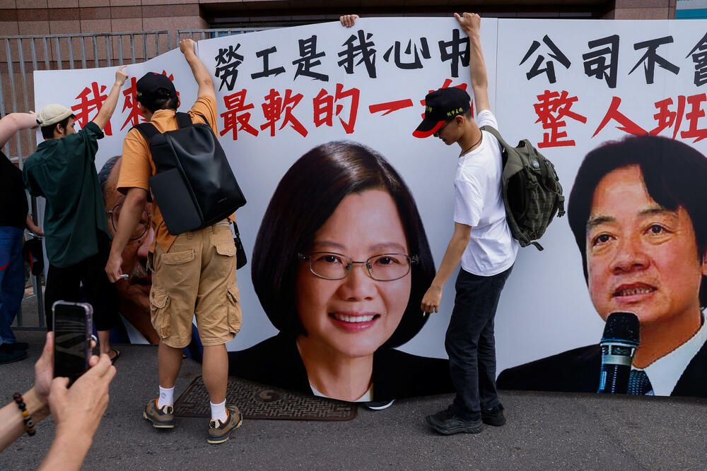 <p>Skupovi ove godine povodom Međunarodnog praznika rada će, kako se očekuje, biti veći nego prethodnih godina pošto su restrikcije vezane za kovid-19 drastično smanjene i opozicija je usmjerena na to kako će vladini ekonomski planovi uticati na radnike</p>