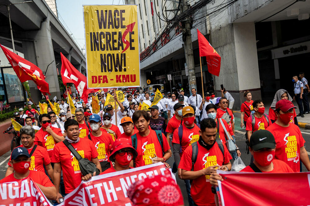 <p>Skupovi ove godine povodom Međunarodnog praznika rada će, kako se očekuje, biti veći nego prethodnih godina pošto su restrikcije vezane za kovid-19 drastično smanjene i opozicija je usmjerena na to kako će vladini ekonomski planovi uticati na radnike</p>