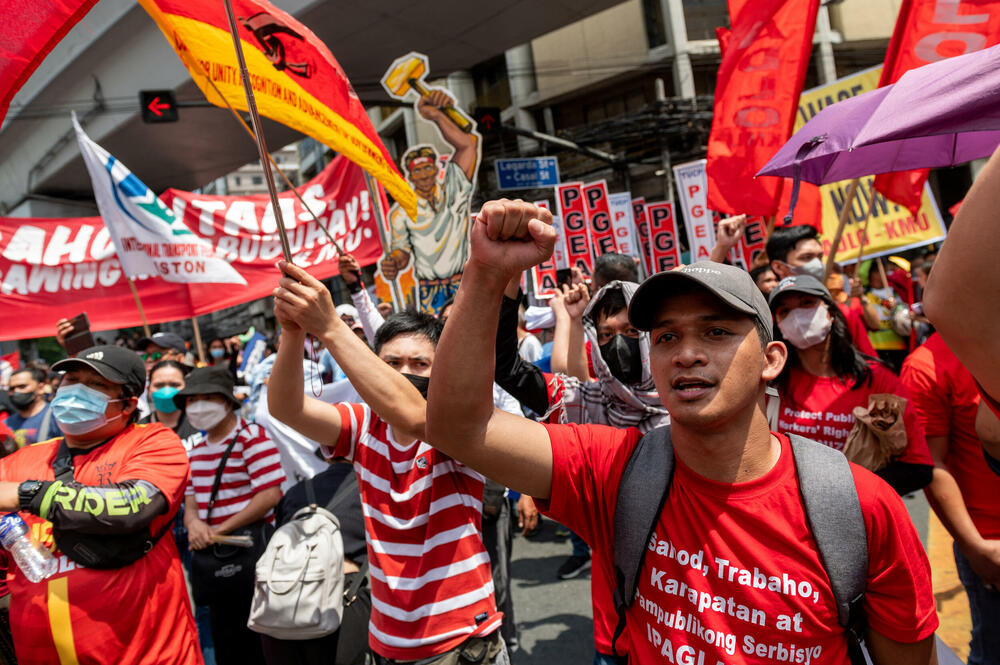 <p>Skupovi ove godine povodom Međunarodnog praznika rada će, kako se očekuje, biti veći nego prethodnih godina pošto su restrikcije vezane za kovid-19 drastično smanjene i opozicija je usmjerena na to kako će vladini ekonomski planovi uticati na radnike</p>