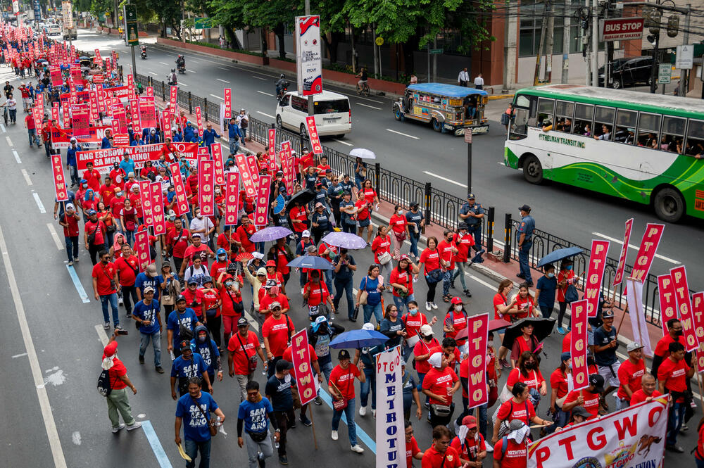 <p>Skupovi ove godine povodom Međunarodnog praznika rada će, kako se očekuje, biti veći nego prethodnih godina pošto su restrikcije vezane za kovid-19 drastično smanjene i opozicija je usmjerena na to kako će vladini ekonomski planovi uticati na radnike</p>