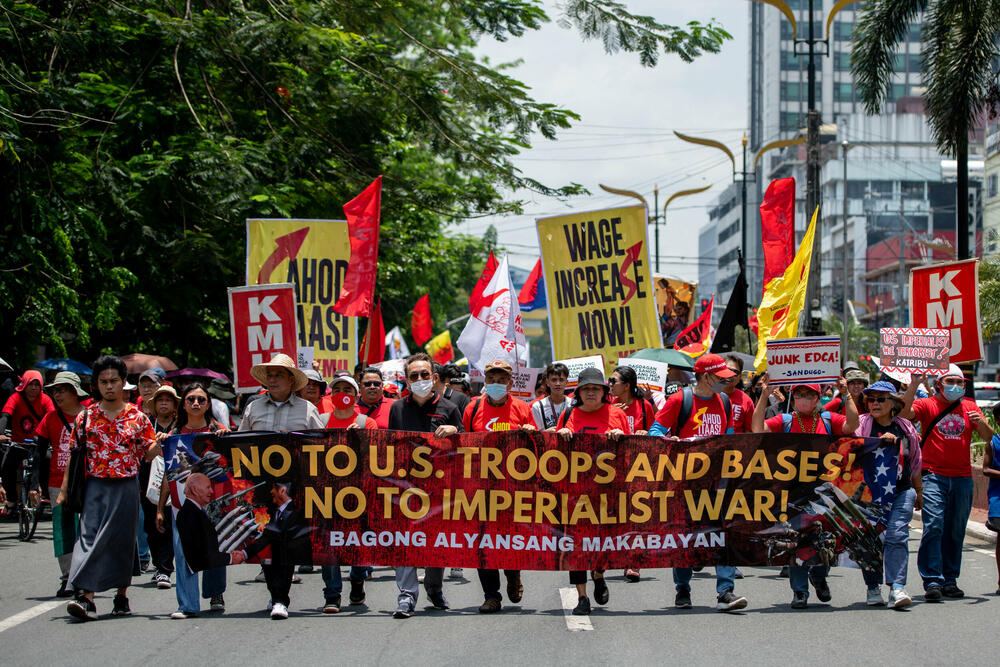 <p>Skupovi ove godine povodom Međunarodnog praznika rada će, kako se očekuje, biti veći nego prethodnih godina pošto su restrikcije vezane za kovid-19 drastično smanjene i opozicija je usmjerena na to kako će vladini ekonomski planovi uticati na radnike</p>