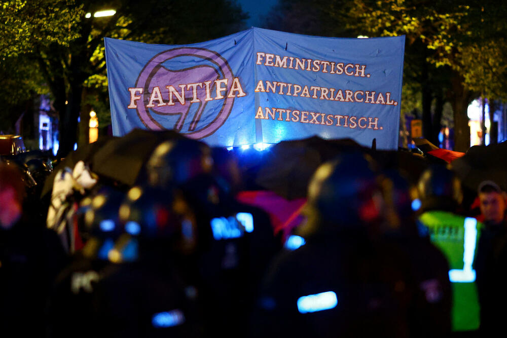 <p>Skupovi ove godine povodom Međunarodnog praznika rada će, kako se očekuje, biti veći nego prethodnih godina pošto su restrikcije vezane za kovid-19 drastično smanjene i opozicija je usmjerena na to kako će vladini ekonomski planovi uticati na radnike</p>