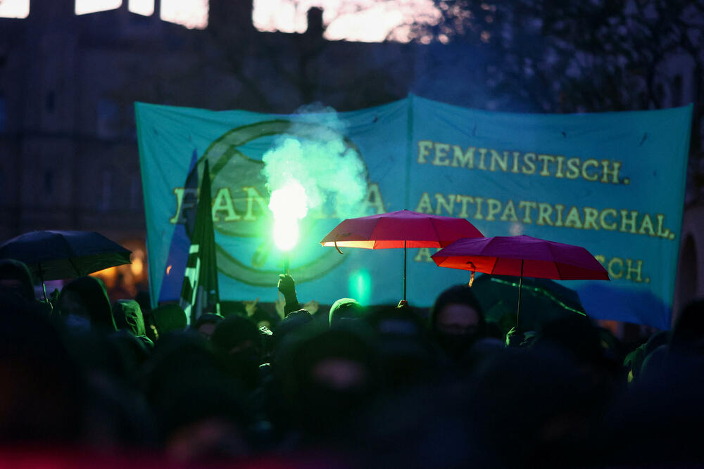 <p>Skupovi ove godine povodom Međunarodnog praznika rada će, kako se očekuje, biti veći nego prethodnih godina pošto su restrikcije vezane za kovid-19 drastično smanjene i opozicija je usmjerena na to kako će vladini ekonomski planovi uticati na radnike</p>