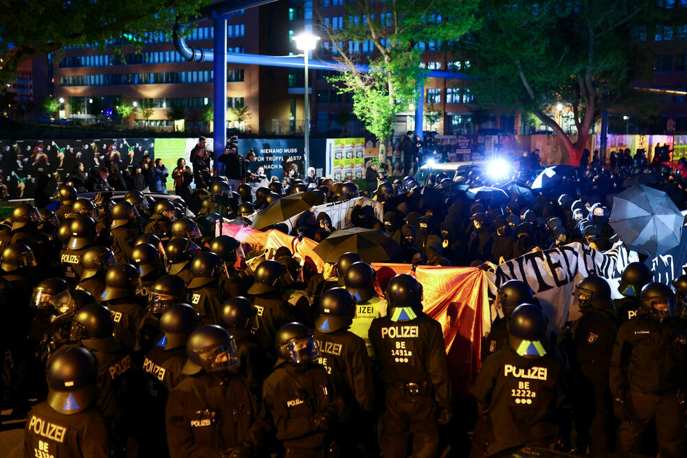 <p>Skupovi ove godine povodom Međunarodnog praznika rada će, kako se očekuje, biti veći nego prethodnih godina pošto su restrikcije vezane za kovid-19 drastično smanjene i opozicija je usmjerena na to kako će vladini ekonomski planovi uticati na radnike</p>