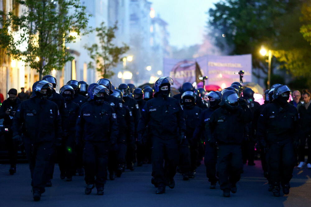 <p>Skupovi ove godine povodom Međunarodnog praznika rada će, kako se očekuje, biti veći nego prethodnih godina pošto su restrikcije vezane za kovid-19 drastično smanjene i opozicija je usmjerena na to kako će vladini ekonomski planovi uticati na radnike</p>