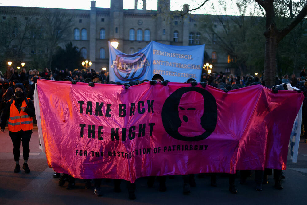 <p>Skupovi ove godine povodom Međunarodnog praznika rada će, kako se očekuje, biti veći nego prethodnih godina pošto su restrikcije vezane za kovid-19 drastično smanjene i opozicija je usmjerena na to kako će vladini ekonomski planovi uticati na radnike</p>