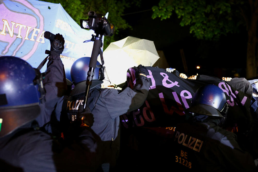 <p>Skupovi ove godine povodom Međunarodnog praznika rada će, kako se očekuje, biti veći nego prethodnih godina pošto su restrikcije vezane za kovid-19 drastično smanjene i opozicija je usmjerena na to kako će vladini ekonomski planovi uticati na radnike</p>