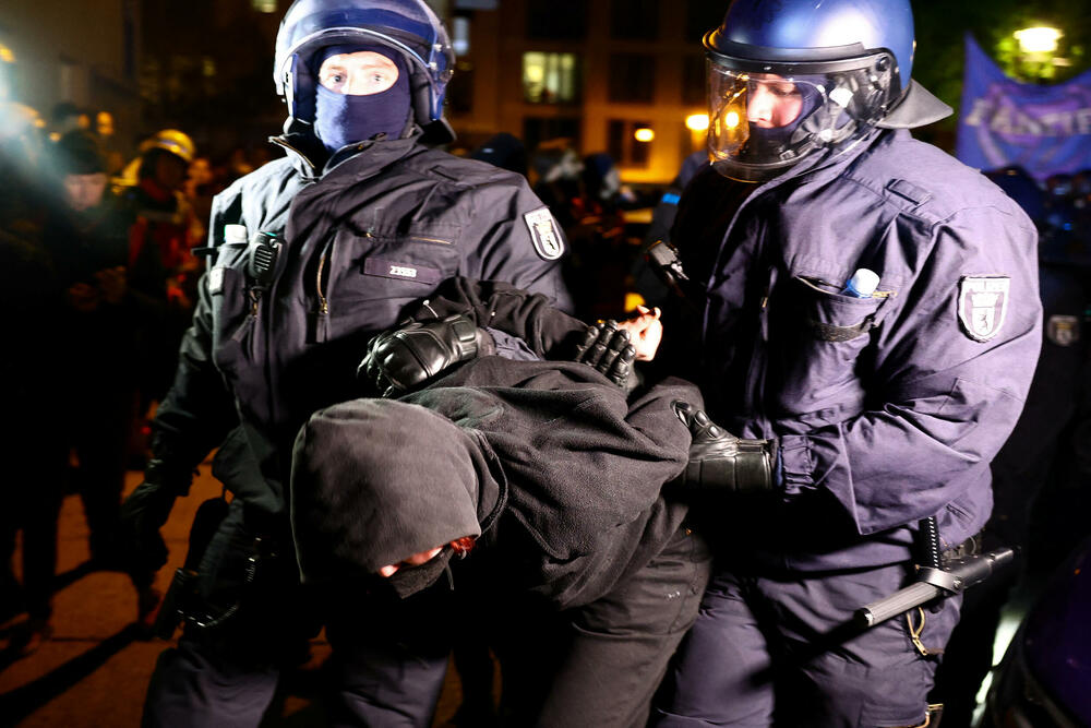 <p>Skupovi ove godine povodom Međunarodnog praznika rada će, kako se očekuje, biti veći nego prethodnih godina pošto su restrikcije vezane za kovid-19 drastično smanjene i opozicija je usmjerena na to kako će vladini ekonomski planovi uticati na radnike</p>