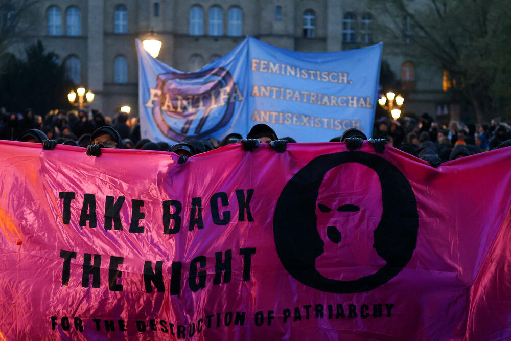 <p>Skupovi ove godine povodom Međunarodnog praznika rada će, kako se očekuje, biti veći nego prethodnih godina pošto su restrikcije vezane za kovid-19 drastično smanjene i opozicija je usmjerena na to kako će vladini ekonomski planovi uticati na radnike</p>