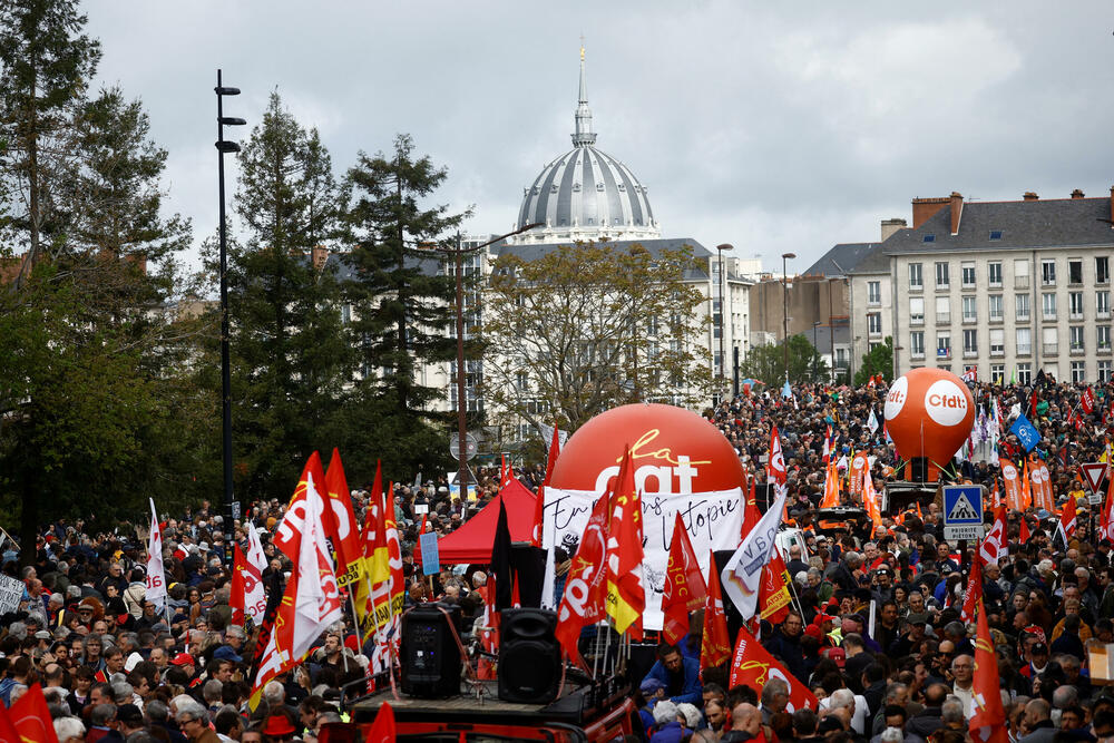 <p>Skupovi ove godine povodom Međunarodnog praznika rada će, kako se očekuje, biti veći nego prethodnih godina pošto su restrikcije vezane za kovid-19 drastično smanjene i opozicija je usmjerena na to kako će vladini ekonomski planovi uticati na radnike</p>