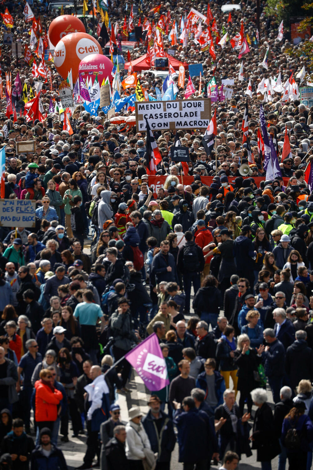 <p>Skupovi ove godine povodom Međunarodnog praznika rada će, kako se očekuje, biti veći nego prethodnih godina pošto su restrikcije vezane za kovid-19 drastično smanjene i opozicija je usmjerena na to kako će vladini ekonomski planovi uticati na radnike</p>