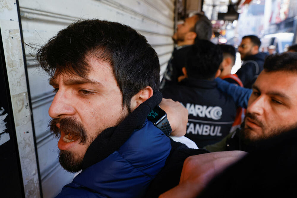 <p>Skupovi ove godine povodom Međunarodnog praznika rada će, kako se očekuje, biti veći nego prethodnih godina pošto su restrikcije vezane za kovid-19 drastično smanjene i opozicija je usmjerena na to kako će vladini ekonomski planovi uticati na radnike</p>