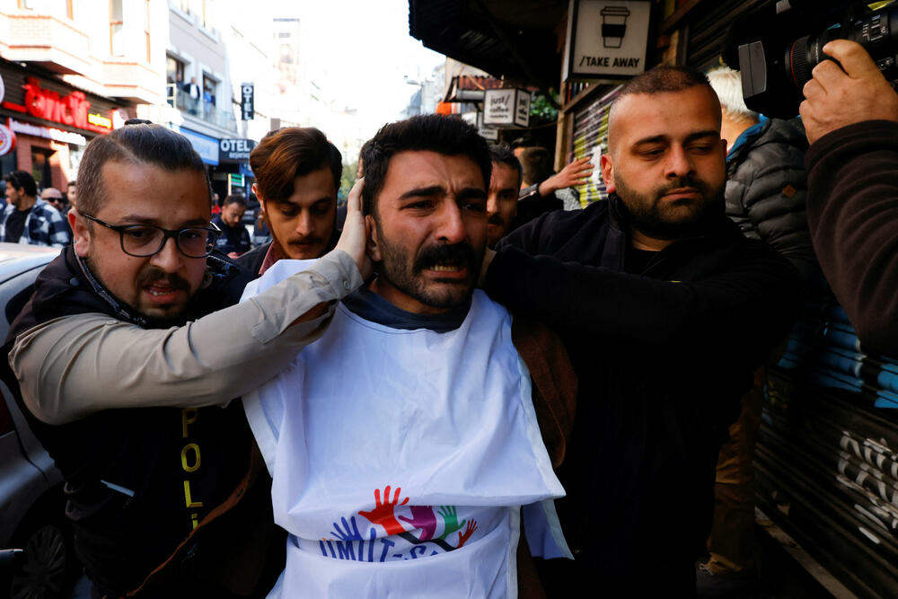 <p>Skupovi ove godine povodom Međunarodnog praznika rada će, kako se očekuje, biti veći nego prethodnih godina pošto su restrikcije vezane za kovid-19 drastično smanjene i opozicija je usmjerena na to kako će vladini ekonomski planovi uticati na radnike</p>