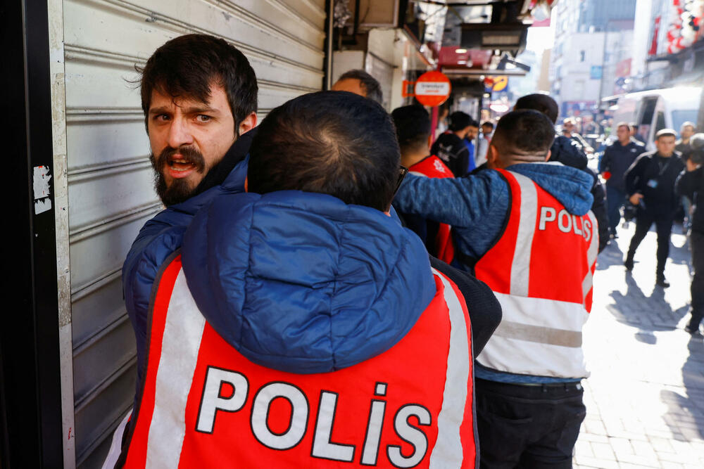 <p>Skupovi ove godine povodom Međunarodnog praznika rada će, kako se očekuje, biti veći nego prethodnih godina pošto su restrikcije vezane za kovid-19 drastično smanjene i opozicija je usmjerena na to kako će vladini ekonomski planovi uticati na radnike</p>