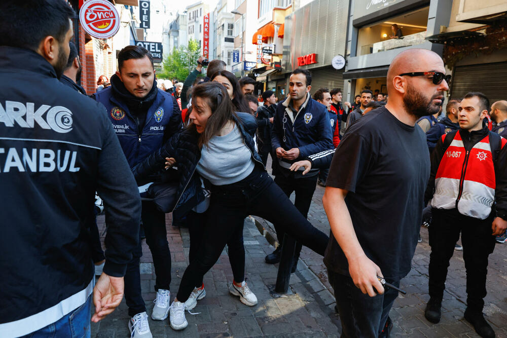 <p>Skupovi ove godine povodom Međunarodnog praznika rada će, kako se očekuje, biti veći nego prethodnih godina pošto su restrikcije vezane za kovid-19 drastično smanjene i opozicija je usmjerena na to kako će vladini ekonomski planovi uticati na radnike</p>