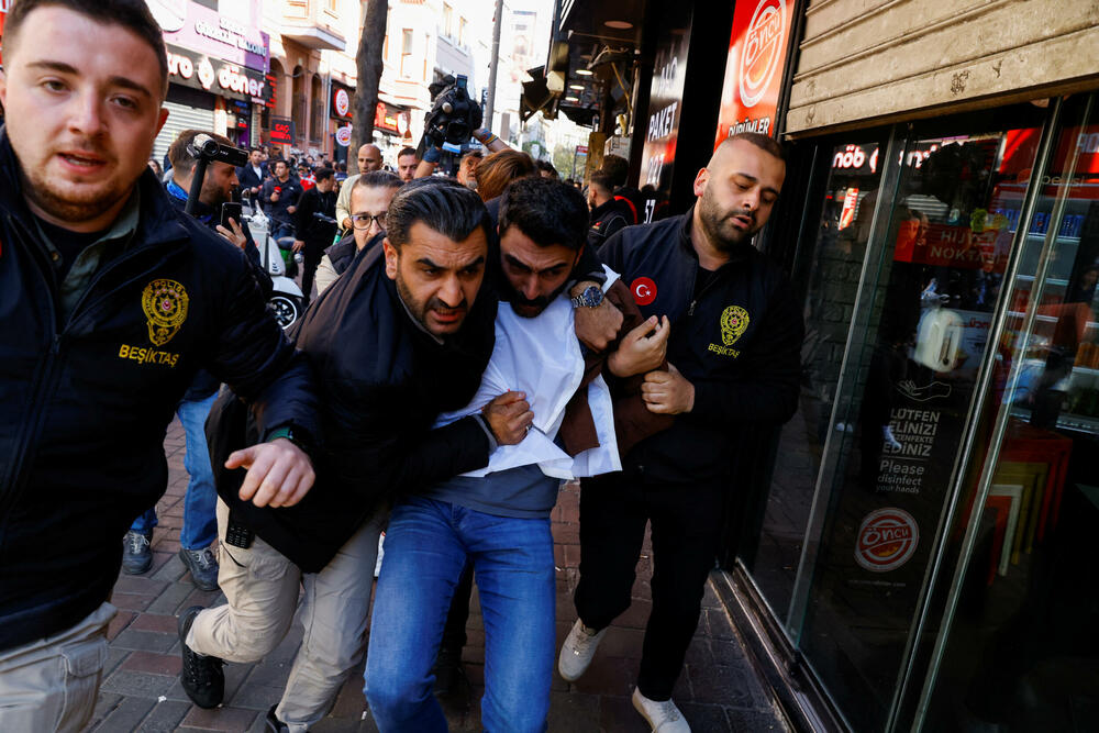 <p>Skupovi ove godine povodom Međunarodnog praznika rada će, kako se očekuje, biti veći nego prethodnih godina pošto su restrikcije vezane za kovid-19 drastično smanjene i opozicija je usmjerena na to kako će vladini ekonomski planovi uticati na radnike</p>